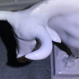 A pair of white Dutch Delft models of cows on bases with frogs, 18th C. — photo 18