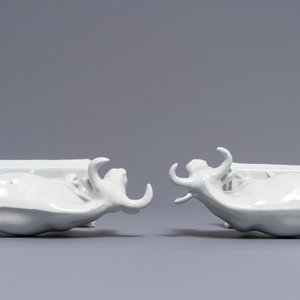 A pair of white Dutch Delft models of cows on bases with frogs, 18th C. — photo 6