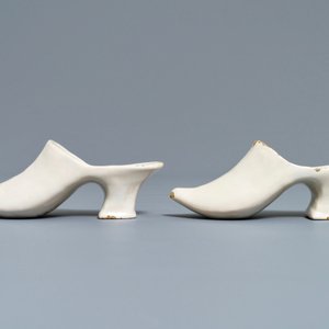 A pair of white Dutch Delft models of slippers, 18th C. — photo 5