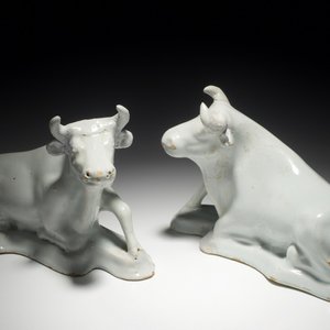 A pair of white Dutch Delft resting cows, 18th C. — photo 1