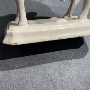 A pair of white Dutch Delftware cows on bases, 18th C. — 照片 16