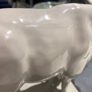 A pair of white Dutch Delftware cows on bases, 18th C. — 照片 25
