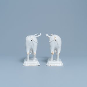 A pair of white Dutch Delftware cows on bases, 18th C. — 照片 3