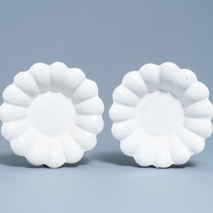 A pair of white Dutch Delftware gadrooned dishes, 17th C. — photo 1