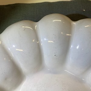 A pair of white Dutch Delftware gadrooned dishes, 17th C. — photo 3