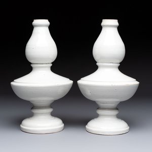 A pair of white-glazed baluster-shaped vases, France, 18th C. — photo 1