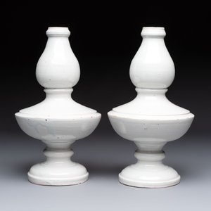 A pair of white-glazed baluster-shaped vases, France, 18th C. — photo 2