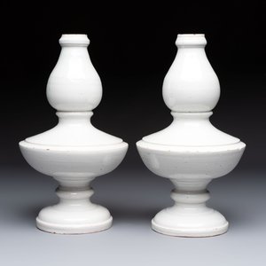 A pair of white-glazed baluster-shaped vases, France, 18th C. — photo 3