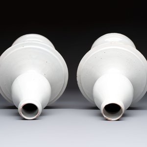 A pair of white-glazed baluster-shaped vases, France, 18th C. — photo 5