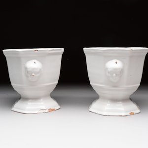 A pair of white-glazed Brussels faience jardinières, 18th C. — 照片 2