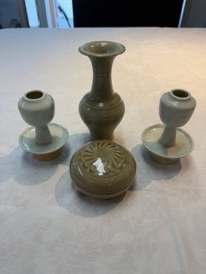 A pair of white-glazed oil lamps, a Longquan celadon vase and Yaozhou celadon box and cover, Ming/Qing — foto 1