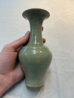 A pair of white-glazed oil lamps, a Longquan celadon vase and Yaozhou celadon box and cover, Ming/Qing — foto 11