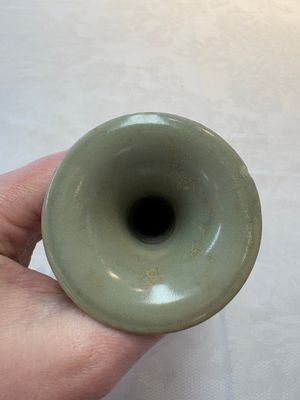 A pair of white-glazed oil lamps, a Longquan celadon vase and Yaozhou celadon box and cover, Ming/Qing — foto 12