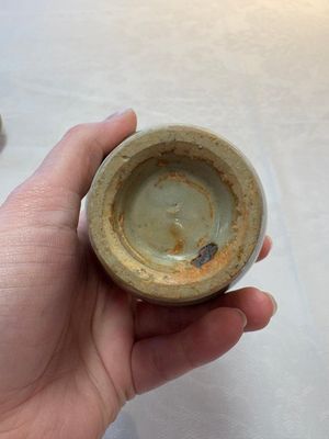 A pair of white-glazed oil lamps, a Longquan celadon vase and Yaozhou celadon box and cover, Ming/Qing — foto 13