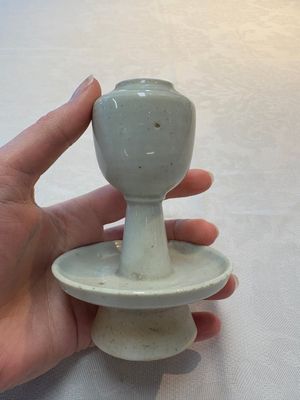 A pair of white-glazed oil lamps, a Longquan celadon vase and Yaozhou celadon box and cover, Ming/Qing — foto 14