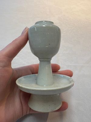 A pair of white-glazed oil lamps, a Longquan celadon vase and Yaozhou celadon box and cover, Ming/Qing — foto 15