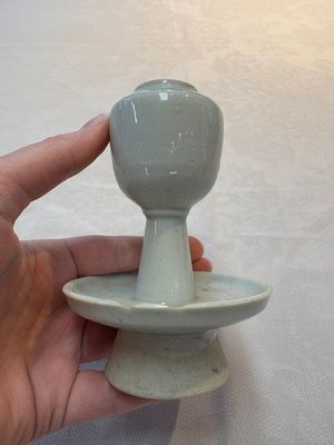 A pair of white-glazed oil lamps, a Longquan celadon vase and Yaozhou celadon box and cover, Ming/Qing — foto 16