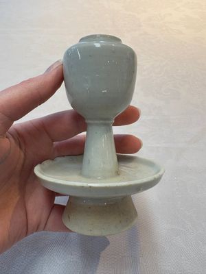 A pair of white-glazed oil lamps, a Longquan celadon vase and Yaozhou celadon box and cover, Ming/Qing — foto 17