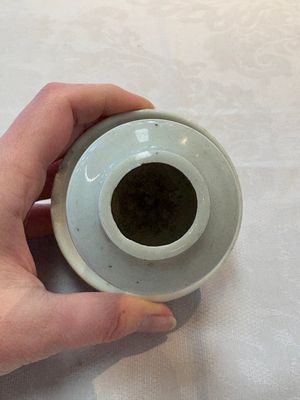 A pair of white-glazed oil lamps, a Longquan celadon vase and Yaozhou celadon box and cover, Ming/Qing — foto 18