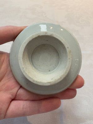 A pair of white-glazed oil lamps, a Longquan celadon vase and Yaozhou celadon box and cover, Ming/Qing — foto 19