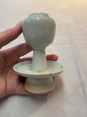 A pair of white-glazed oil lamps, a Longquan celadon vase and Yaozhou celadon box and cover, Ming/Qing — foto 2