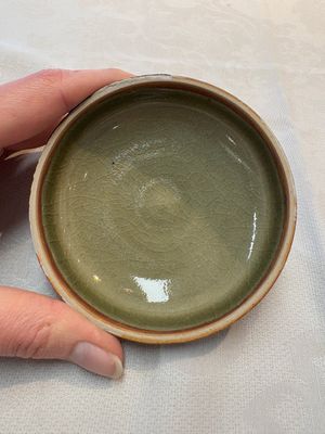A pair of white-glazed oil lamps, a Longquan celadon vase and Yaozhou celadon box and cover, Ming/Qing — foto 22