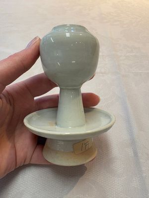 A pair of white-glazed oil lamps, a Longquan celadon vase and Yaozhou celadon box and cover, Ming/Qing — foto 3