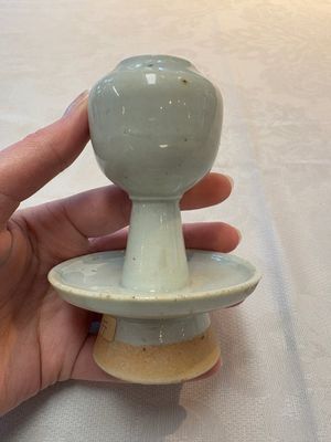 A pair of white-glazed oil lamps, a Longquan celadon vase and Yaozhou celadon box and cover, Ming/Qing — foto 4