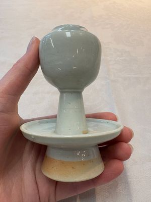 A pair of white-glazed oil lamps, a Longquan celadon vase and Yaozhou celadon box and cover, Ming/Qing — foto 5