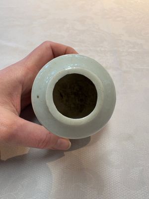 A pair of white-glazed oil lamps, a Longquan celadon vase and Yaozhou celadon box and cover, Ming/Qing — foto 6