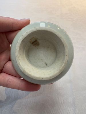 A pair of white-glazed oil lamps, a Longquan celadon vase and Yaozhou celadon box and cover, Ming/Qing — foto 7