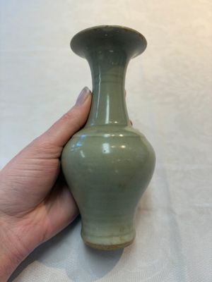 A pair of white-glazed oil lamps, a Longquan celadon vase and Yaozhou celadon box and cover, Ming/Qing — foto 8