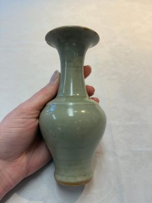 A pair of white-glazed oil lamps, a Longquan celadon vase and Yaozhou celadon box and cover, Ming/Qing — foto 9