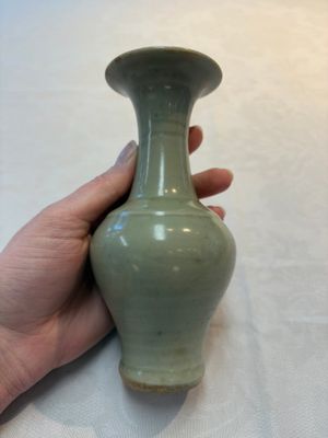 A pair of white-glazed oil lamps, a Longquan celadon vase and Yaozhou celadon box and cover, Ming/Qing — foto 10