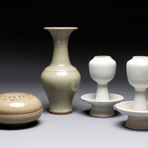 A pair of white-glazed oil lamps, a Longquan celadon vase and Yaozhou celadon box and cover, Ming/Qing — foto 1