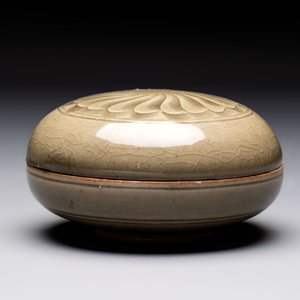 A pair of white-glazed oil lamps, a Longquan celadon vase and Yaozhou celadon box and cover, Ming/Qing — foto 11