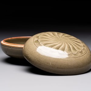A pair of white-glazed oil lamps, a Longquan celadon vase and Yaozhou celadon box and cover, Ming/Qing — foto 12