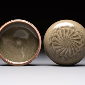 A pair of white-glazed oil lamps, a Longquan celadon vase and Yaozhou celadon box and cover, Ming/Qing — foto 13