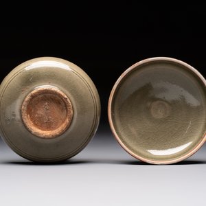 A pair of white-glazed oil lamps, a Longquan celadon vase and Yaozhou celadon box and cover, Ming/Qing — foto 14