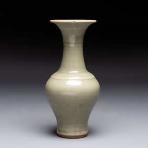 A pair of white-glazed oil lamps, a Longquan celadon vase and Yaozhou celadon box and cover, Ming/Qing — foto 2