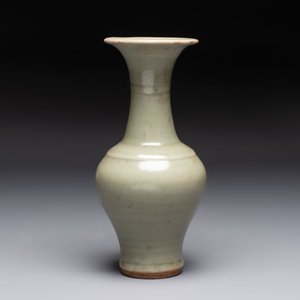 A pair of white-glazed oil lamps, a Longquan celadon vase and Yaozhou celadon box and cover, Ming/Qing — foto 3
