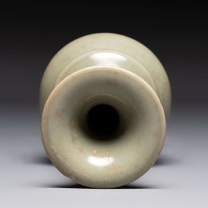 A pair of white-glazed oil lamps, a Longquan celadon vase and Yaozhou celadon box and cover, Ming/Qing — foto 4