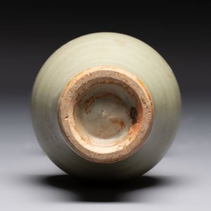 A pair of white-glazed oil lamps, a Longquan celadon vase and Yaozhou celadon box and cover, Ming/Qing — foto 5