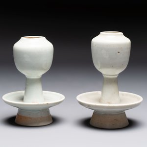 A pair of white-glazed oil lamps, a Longquan celadon vase and Yaozhou celadon box and cover, Ming/Qing — foto 6
