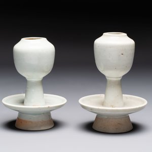 A pair of white-glazed oil lamps, a Longquan celadon vase and Yaozhou celadon box and cover, Ming/Qing — foto 7