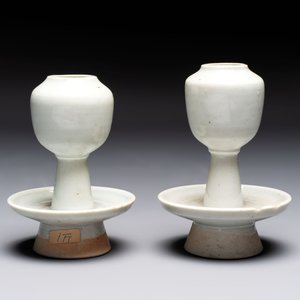 A pair of white-glazed oil lamps, a Longquan celadon vase and Yaozhou celadon box and cover, Ming/Qing — foto 8
