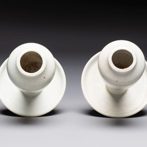 A pair of white-glazed oil lamps, a Longquan celadon vase and Yaozhou celadon box and cover, Ming/Qing — foto 9