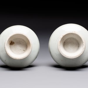 A pair of white-glazed oil lamps, a Longquan celadon vase and Yaozhou celadon box and cover, Ming/Qing — foto 10