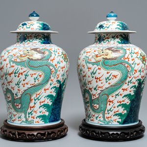 A pair of wucai-style vases and covers with dragons, Samson, Paris, 19th C — 照片 1