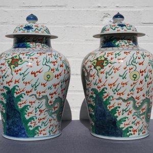 A pair of wucai-style vases and covers with dragons, Samson, Paris, 19th C — 照片 12